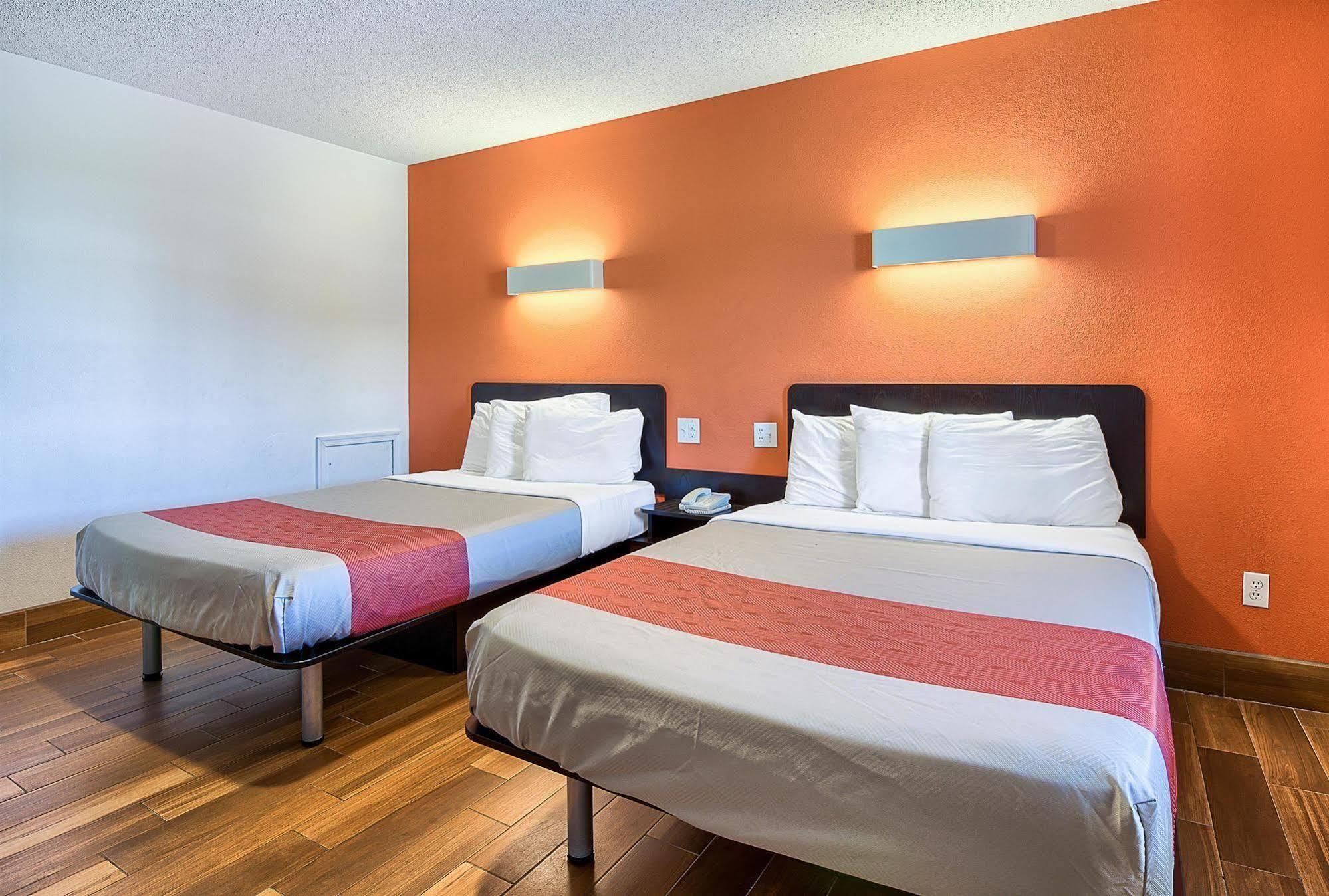 Hotel 6-harrisonburg, Va - South